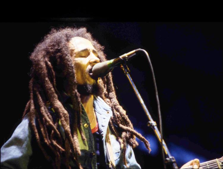 Bob Marley turnerede over det meste af verden og gjorde reggae kendt. Her er han på scenen i Paris i 1980.

   Foto: Langevin/AP