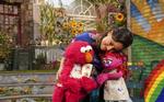 Lily, pigen med de grønne øjenlåg, blev introduceret i 2011 i Sesame Street. Nu er hun blevet seriens første hjemløse karakter.  Foto: Richard Termine / Sesame Workshop
