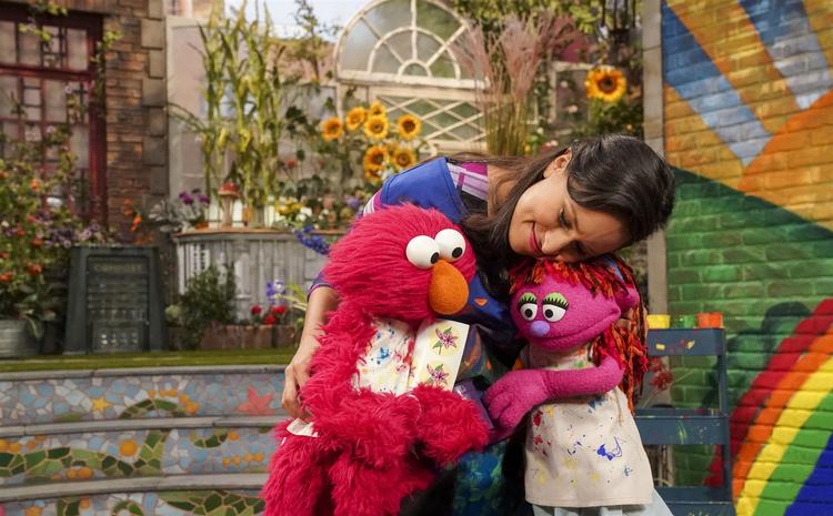 Lily, pigen med de grønne øjenlåg, blev introduceret i 2011 i Sesame Street. Nu er hun blevet seriens første hjemløse karakter.  Foto: Richard Termine / Sesame Workshop