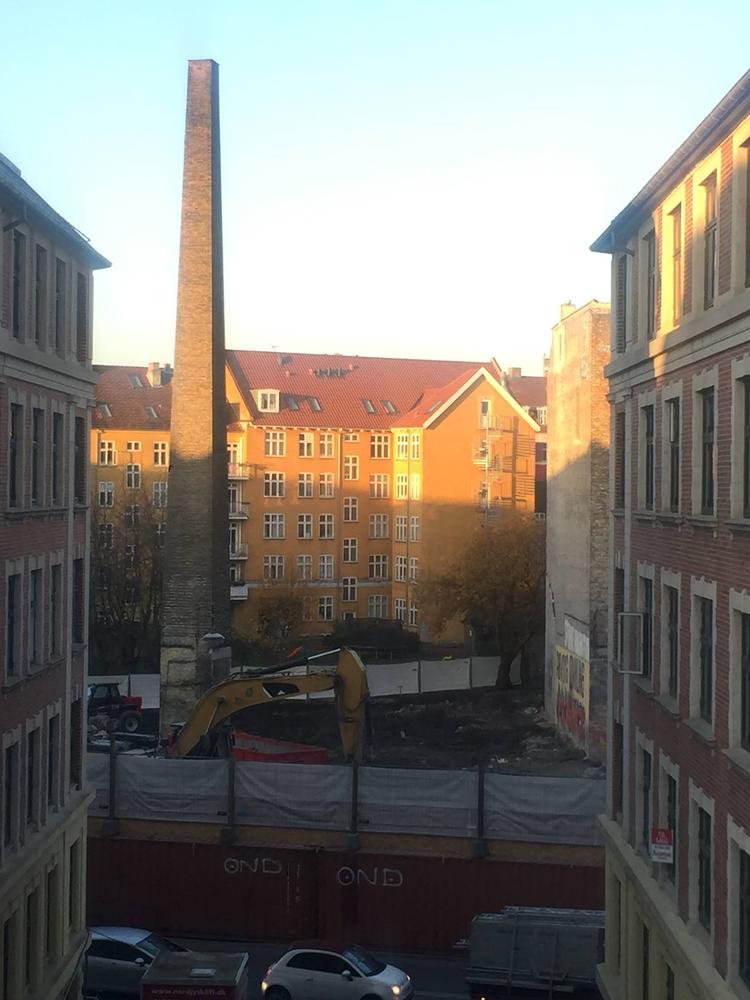 Skorstenen inden den fik fjernet toppen. Foto: Christel Ekelund