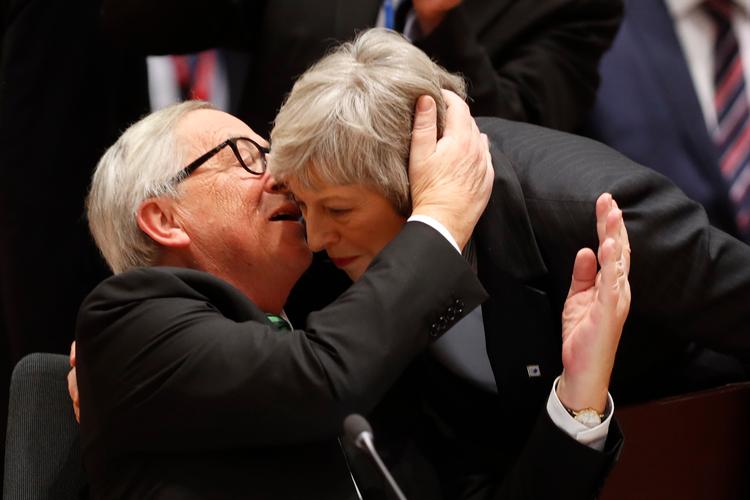EU-kommissionens formand, Jean-Claude Juncker, byder den britiske leder Theresa May velkommen til EU-topmødet torsdag.  Foto: Alastair Grant/Ritzau Scanpix