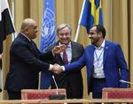 Houthi-oprørernes Mohammed Amdusalem, th, giver hånd til Yemens udenrigsminister Khaled al-Yaman, tv, og FN-generalsekretær Antonio Guterres. Foto: Pontus Lundahl/AP