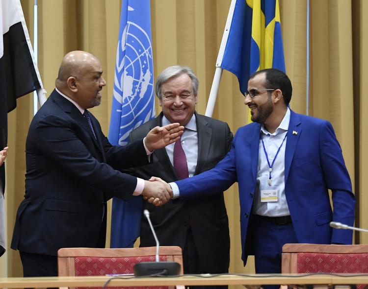 Houthi-oprørernes Mohammed Amdusalem, th, giver hånd til Yemens udenrigsminister Khaled al-Yaman, tv, og FN-generalsekretær Antonio Guterres. Foto: Pontus Lundahl/AP