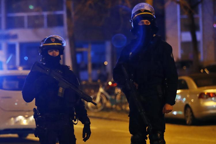 Fransk politi på gaderne i Strasbourg. Den mistænkte bag tirsdagens angreb, hvor tre personer blev dræbt af skud, blev dræbt torsdag.  Foto: Christophe Ena/AP
