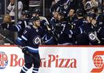 Nikolaj Ehlers har scoret mod Edmonton og nyder holdkammeraternes hyldest.
   Foto: James Carey Lauder/Ritzau Scanpix