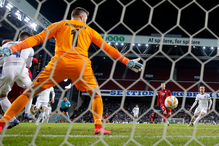 Stephan Andersen ærgrer sig over torsdagens resultat, hvor Bordeaux udnyttede sin eneste målchance i kampen.   Foto: Jens Dresling/POLFOTO