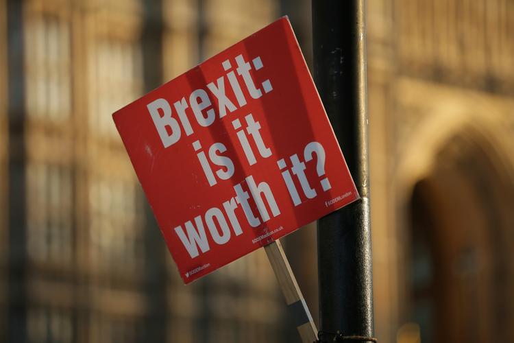 Britiske EU-tilhængere forsøger i disse dage at overbevise deres landsmænd om, at det ikke er pengene værd at melde sig ud af EU. Økonomer giver dem ret – de skal ikke gøre det for pengenes skyld, i hvert fald ikke på kort sigt.  Foto: Tim Ireland/AP