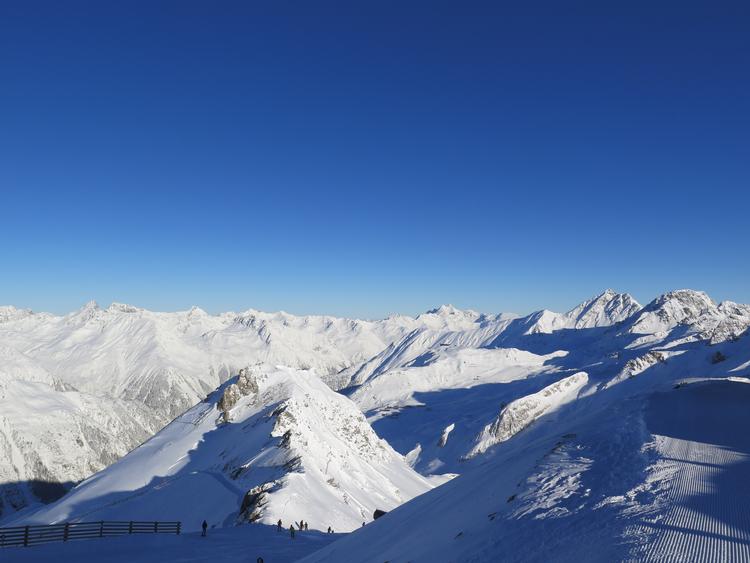 I denne uge har det væltet ned med sne i Østrig. I Ischgl valfarter de lokale til pisterne for at afprøve den første sne.  Foto: Eva Holtegaard-Kasler