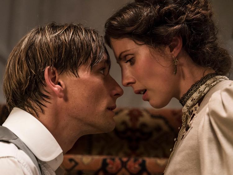 Bille August har et fint blik for den komplekse kærlighedshistorie mellem Per og Jakobe, fornemt spillet af Esben Smed og Katrine Greis-Rosenthal Foto: Rolf Konow/TV 2