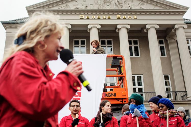 Her ses billeder fra Mellemfolkeligt Samvirkes demonstration mod hvidvask i Danske Bank og finansverdenen.  Arkivfoto Emma Sejersen