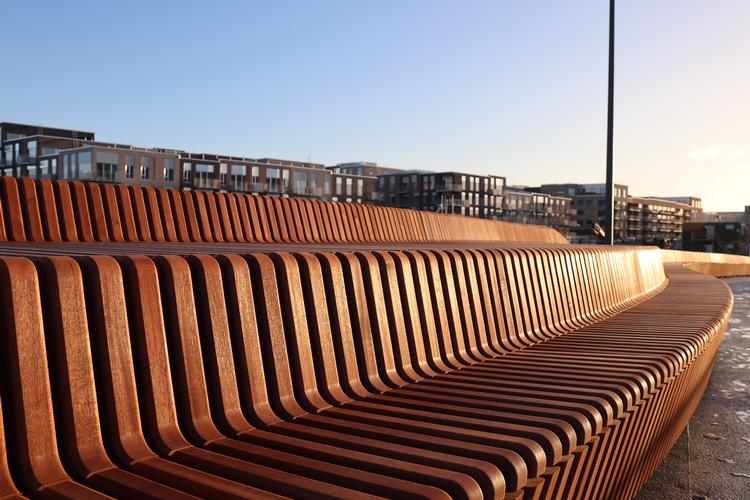 Den 70 meter lange mahognibænk vil smyge sige langs kanten på Alfred Nobels Bro. Foto: PR-foto