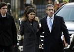 Præsident Donald Trumps tidligere advokat, Michael Cohen, ses her med sin familie, da han ankommer til retten. Cohen udtaler nu til amerikansk tv, at Trump bad Cohen udbetale tys tys-penge til en pornoskuespillerinde og en playboymodel.  Foto: Julio Cortez/AP