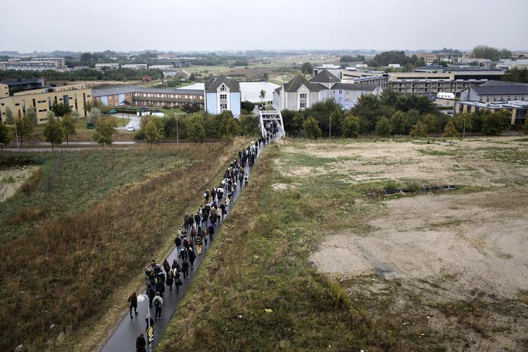 Studerende går fra toget ned mod Roskilde Universitet. Hundredvis af tidligere elevers personfølsomme oplysninger har ligget online i årevis.  Foto: Lars Just/POLFOTO