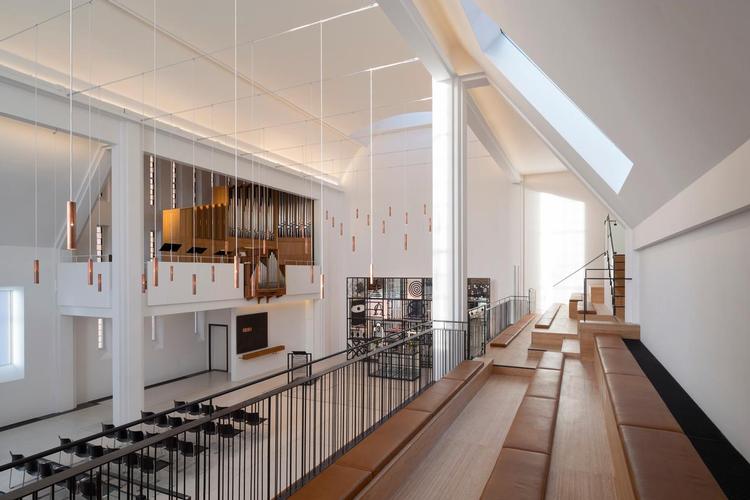 Det er ikke det traditionelle kirkeinterieur, man har valgt til den nyrestaurerede Enghave Kirke.  Foto: Jens Lindhe