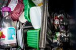 København er en af de kommuner, der indsamler plastaffald for sig fra husholdningerne. I samme spand er et rum til metalaffald, men de to fraktioner blandes ikke. Foto: Cicilie S. Andersen/POLFOTO