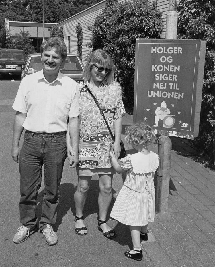 
1992. Formanden for SF Holger K. Nielsen er sammen med fru Kirsten og datteren Ida på vej til at stemme om EF-Unionen.
   Foto: Morten Langkilde/POLFOTO