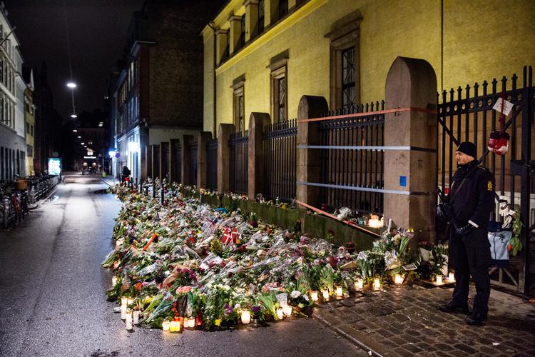 Blomsterhav ved den Jødiske synagoge efter Omar el-Husseins terrorangreb. Han blev dræbt af politiet, men en lang række andre terrorister blev anholdt af politiet, før de kunne gennemføre deres planer.  Foto: Niels Hougaard/POLFOTO