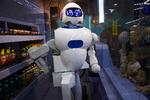 Det er ikke unormalt, at robotter bygges, så formen minder om et menneske. På billedet er det en kinesisk robot. (Arkivfoto). Foto: Andy Wong/AP