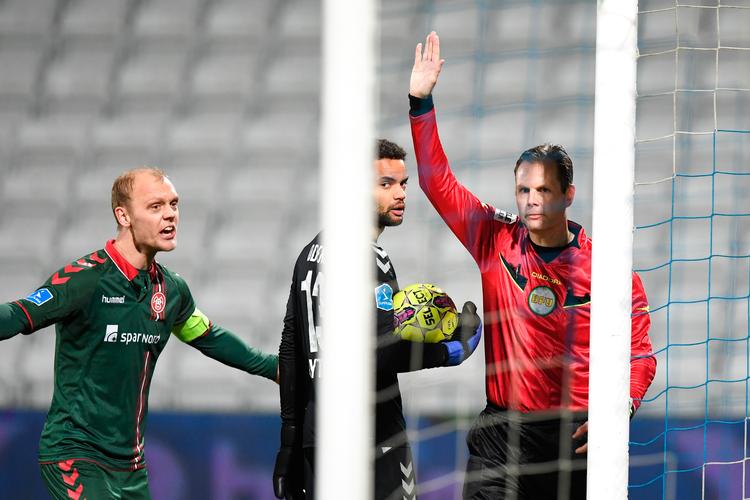 Michael Johansen har dømt indirekte frispark til OB, men efter at have talt med linjedommeren blev kendelsen ændret til en AaB-scoring. Foto: Claus Fisker/Ritzau Scanpix