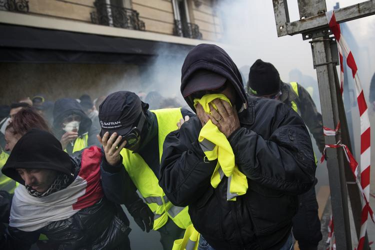 Demonstranter i gule veste demonstrerede for fjerde weekend i træk i Paris' gader. Foto: Jacob Ehrbahn/POLFOTO