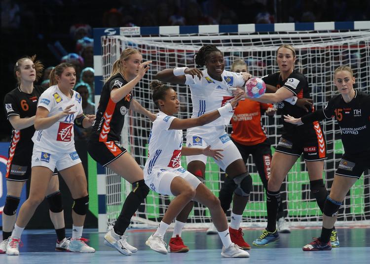 Frankrig besejrede Holland med 27-21 i aftenens EM-semifinale.  Foto: Michel Euler/AP