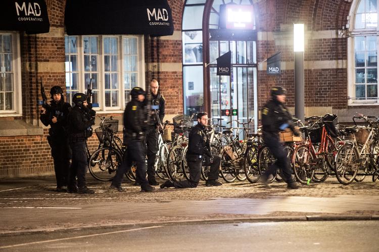Kampen mod terror koster enorme ressourcer. Men det er vigtigt at der også kan skrues ned for trusselsvurderingen. Her fra en øvelse i København. Foto: Kenneth Meyer/POLFOTO
