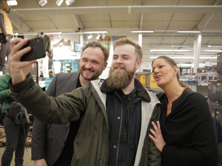 Dan Jørgensen, Martin Nørgaard og Mette Blomsterberg er ude på bæ-llade i byggecenteret.  Foto: Respirator/ TV 2