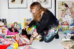 Kunstner Julie Bidstrup indsamler brugt legetøj, som hun vil uddele som gaver til udsatte børn. Hun er blevet oversvømmet af legetøj, og har indtil nu fået, hvad der svarer til 20 flyttekasser. Foto: Emma Sejersen/POLFOTO