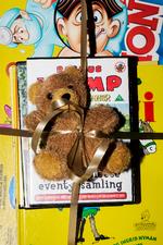 Når Julie Bidstrup og hendes to hjælpere har fundet det rette match, binder de pakken sammen med gavebånd, så den er klar til at blive hentet. Foto: Emma Sejersen/POLFOTO