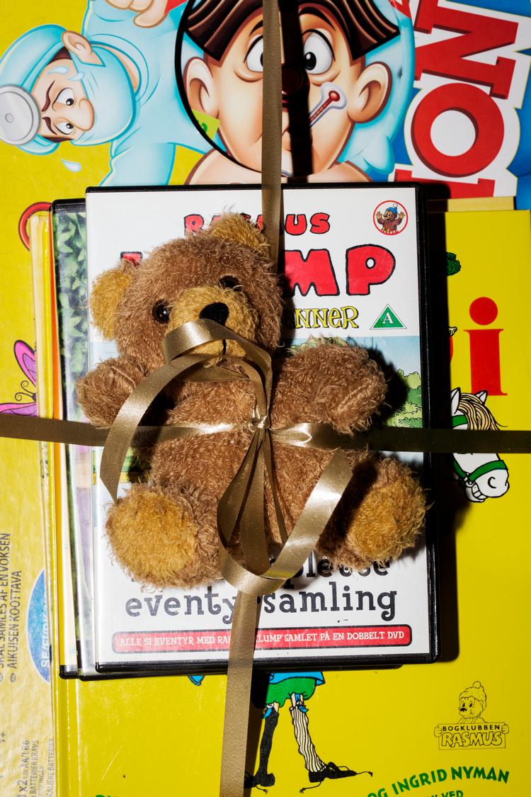 Når Julie Bidstrup og hendes to hjælpere har fundet det rette match, binder de pakken sammen med gavebånd, så den er klar til at blive hentet. Foto: Emma Sejersen/POLFOTO