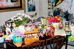 Spisebordet i galleriets forreste lokale flyder med noget af det legetøj, de endnu ikke har fået sorteret. Foto: Emma Sejersen/POLFOTO