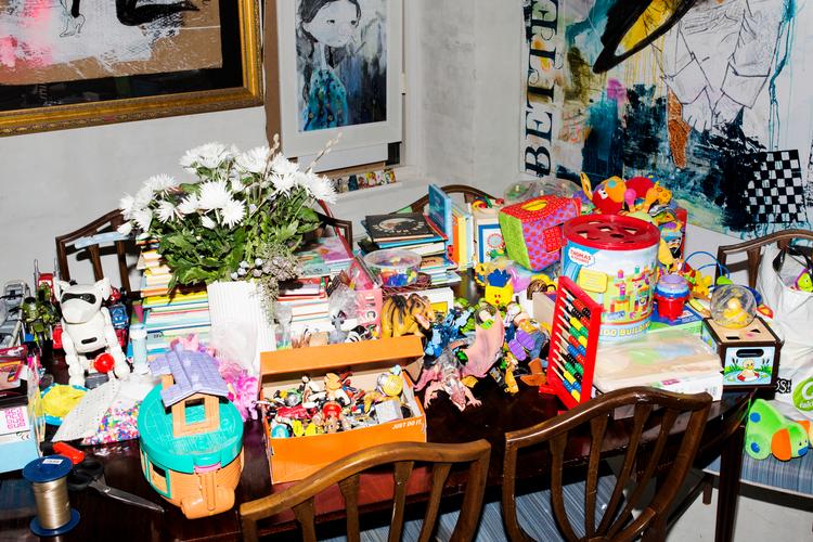 Spisebordet i galleriets forreste lokale flyder med noget af det legetøj, de endnu ikke har fået sorteret. Foto: Emma Sejersen/POLFOTO