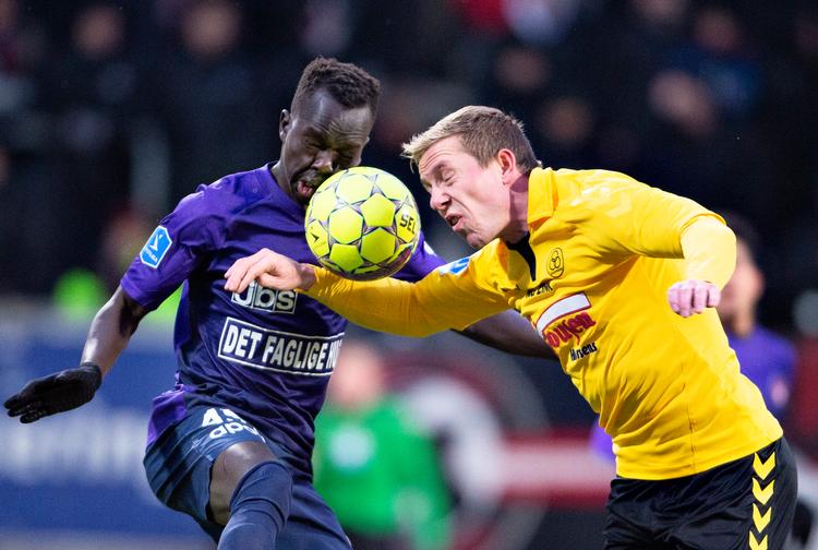 AC Horsens' Rune Frantsen lagde op til hjemmeholdets mål i kampen mod FC Midtjylland og Awer Mabil.  Foto: Henning Bagger/Ritzau Scanpix
