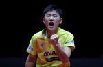 Pengene skal direkte ind på min opsparingskonto, sagde 15-årige  Tomokazu Harimoto, da han havde vundet bordtennissportens sæsonfinale.
   Foto: Lee Jin-man/AP