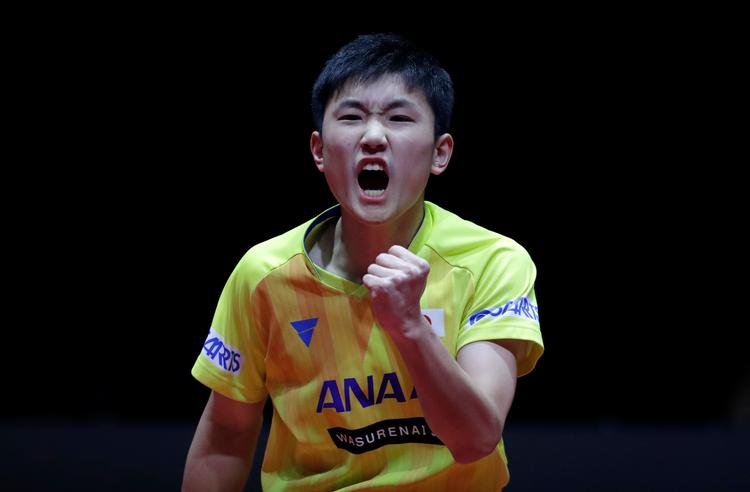 Pengene skal direkte ind på min opsparingskonto, sagde 15-årige  Tomokazu Harimoto, da han havde vundet bordtennissportens sæsonfinale.
   Foto: Lee Jin-man/AP