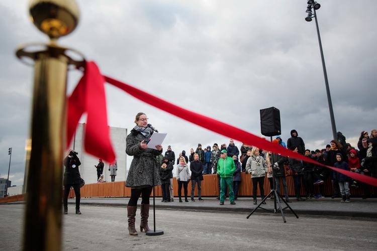 Københavnerne har fået en ny bro i Sydhavnen, som forbinder Sydhavnen med Vesterbro. Den blev indviet med taler og varme æbleskiver. Foto: Emma Sejersen/POLFOTO