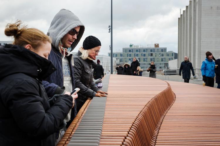 Langs den ene side af broen, er der blevet bygget en bænk, så forbipasserende kan tage et hvil og kigge udover havnens aktiviteter. Foto: Emma Sejersen/POLFOTO