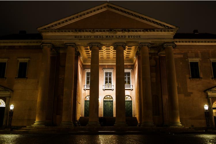 En norsk kvinde, der er tiltalt for 22 forhold af bedrageri, skal for retten i Lyngby i morgen. Foto: Simon Fals/POLFOTO