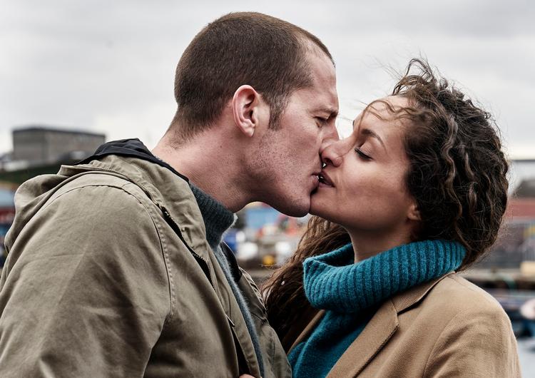I 'Herrens Veje' bliver der både knaldet og kneppet. Her ses Christian (Simon Sears) og Amira (Camilla Lau).  Foto: Tine Harden, DR