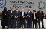 Topforhandlere på FN’s klimakonference COP24 gik på scenen, da aftaleteksten lørdag var i hus. Ifølge Charlotte Fischer er teksten komplet uforståelig for almindelige borgere. 
   Foto: Czarek Sokolowski/AP