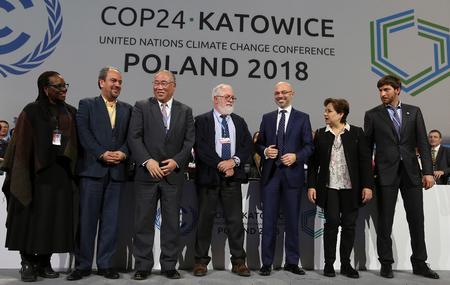 Topforhandlere på FN’s klimakonference COP24 gik på scenen, da aftaleteksten lørdag var i hus. Ifølge Charlotte Fischer er teksten komplet uforståelig for almindelige borgere. 
   Foto: Czarek Sokolowski/AP
