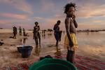 Beboerne i Timbuktu, Mali, vasker både dem selv og deres tøj, mens solen går ned over Kabara-havnen ved Niger-floden.  Foto: Stefano Pensotti/Travel Photographer of the Year