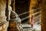 Det er bedetid i et af de små templer i Bagan, Myanmar, hvor en lille pige tager et kort stop på vej til skole.  Foto: Stefano Pensotti/Travel Photographer of the Year
