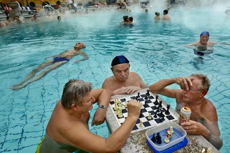 Széchenyi-badene i Budapest er bygget helt tilbage i 1913. Her kommer de lokale for at hænge ud med vennerne. Foto: Stefano Pensotti/Travel Photographer of the Year