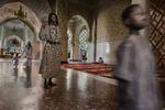 Et medlem af den religiøse gruppe Baye Fall ses her i Touba-moskeen i Senegal. Foto: Stefano Pensotti/Travel Photographer of the Year