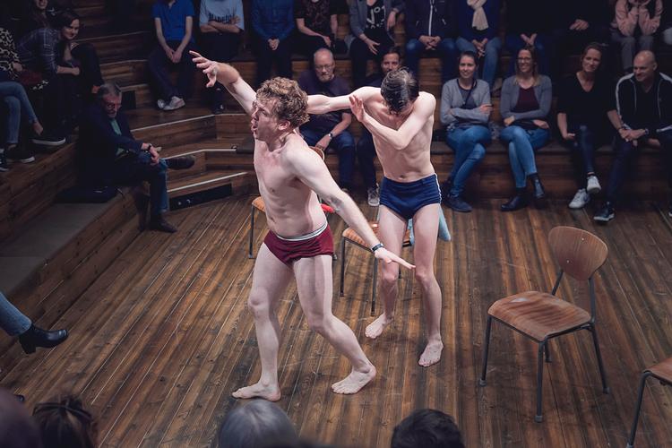 MANGFOLDIGHED. Et broget udbud af kroppe bredte sig på scenerne: nøgne og legende, upolitisk korrekte eller fulde af had og magtbegær.  Foto: Camilla Winther
