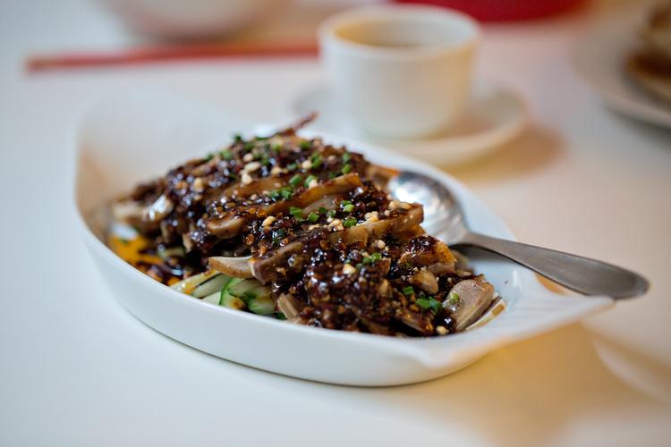 For et par år siden fik Noodle House fem hjerter her i avisen. I anmeldelsen blev restauranten kaldt for »byens bedste kineser«. For tre år siden fik stedet nye ejere, og det er dem, der nu udvider med Bao & Bar.

   Foto: Joachim Adrian (Noodle House)/POLFOTO