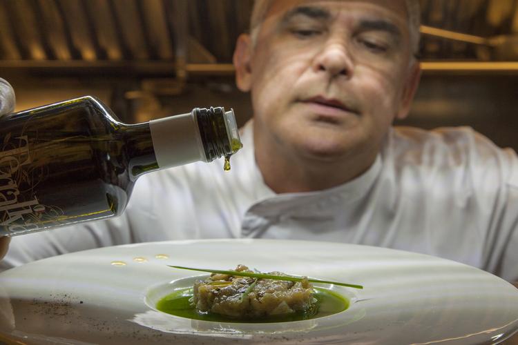 Det er Giovanni Guarneri, der styrer gryderne på Don Camillo i Siracusa, der er Jan Lunds yndlingsrestaurant i byen. Foto: Pr