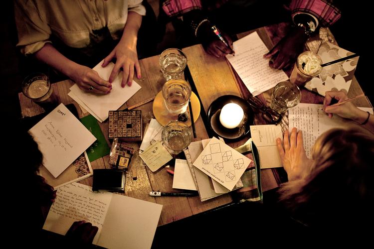 Skriv et brev til en, du holder af, og pynt det med illustrationer i ægte Van Gogh-stil i juleferien. 
   Foto: Joachim Adrian/POLFOTO