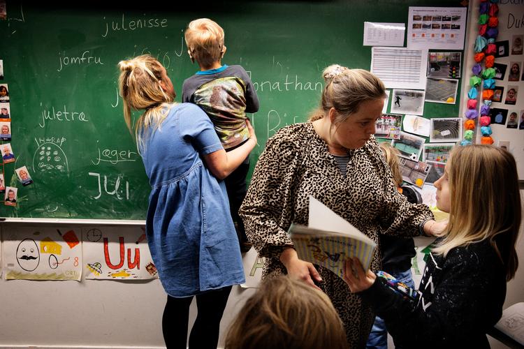 
    Pædagoger i skolen gør en stor forskel.
Læreren her hedder Mette Paaske Fucho og pædagogen Nana Freja Wessel i baggrunden.
   Foto: Martin Lehmann/POLFOTO
